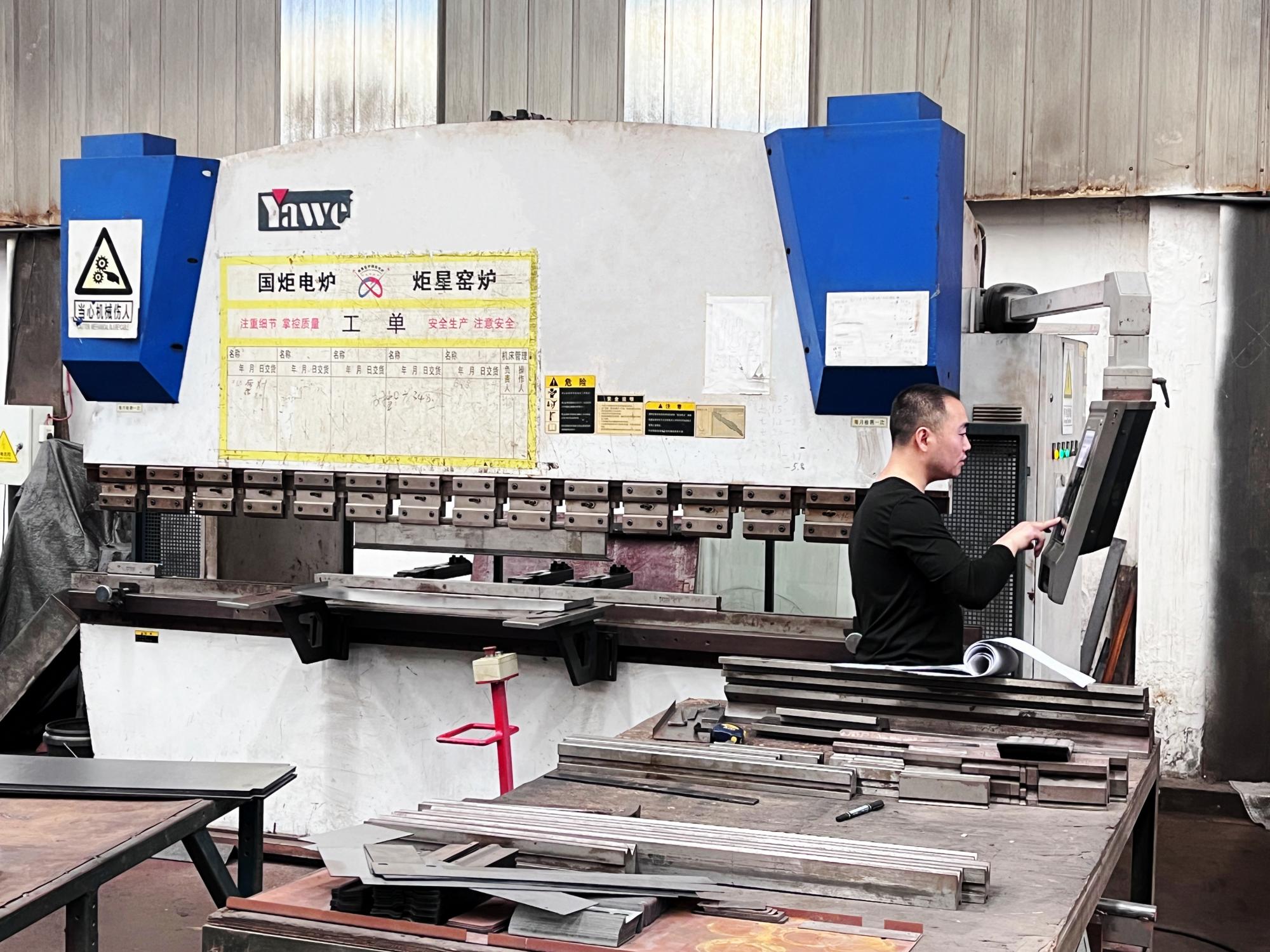 钣金车间生产场景