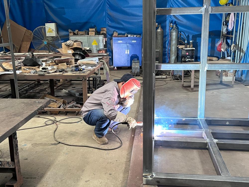 钣金车间生产场景